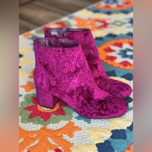 Zigisoho Magenta Velvet Embossed Ankle Boots Block Heel Women’s Size 8.5
